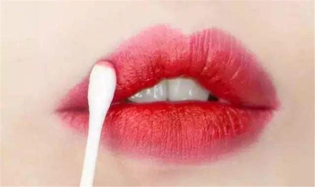 最新口紅涂法教程,輕松打造完美唇妝技巧