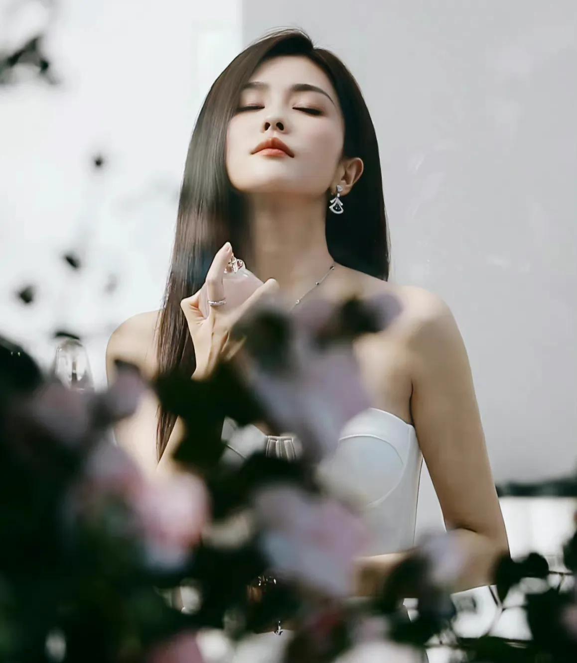 劉雯最新壁紙,時(shí)尚魅力的完美展現(xiàn)