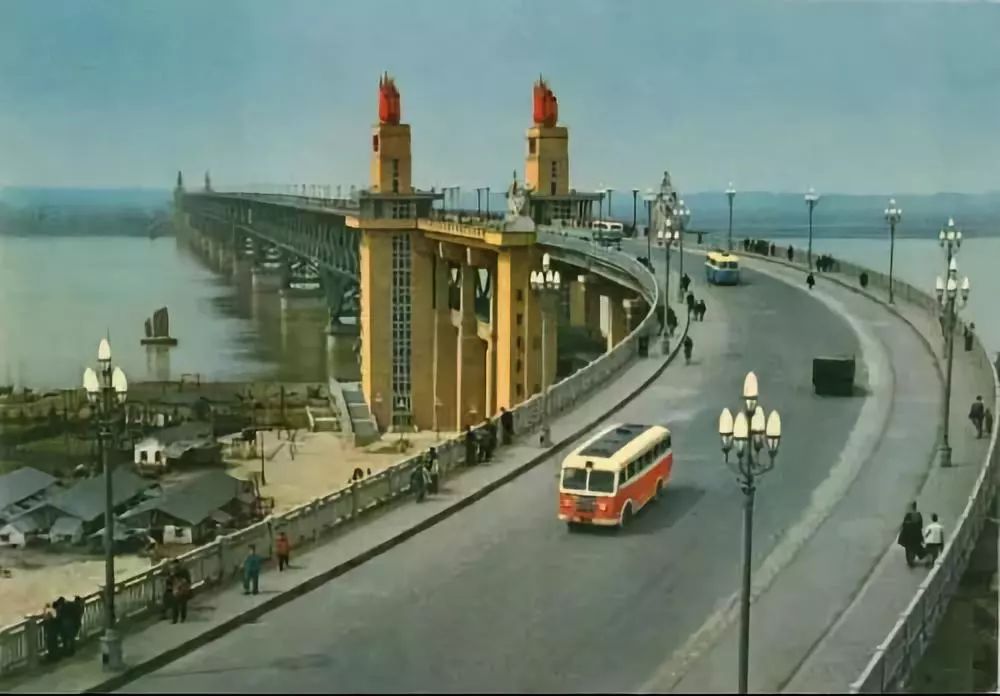 最新大橋下的壯麗景象與工程壯舉