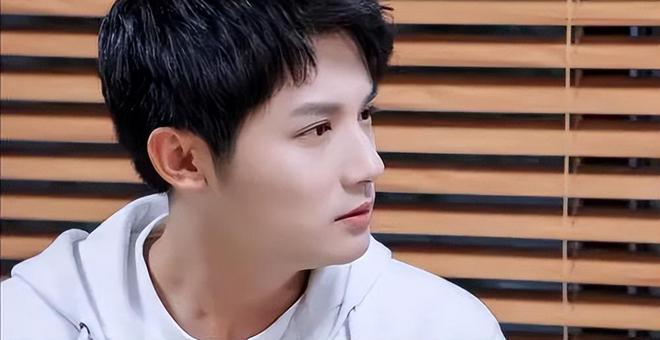 鄭業成最新行程揭秘,忙碌明星之旅的足跡